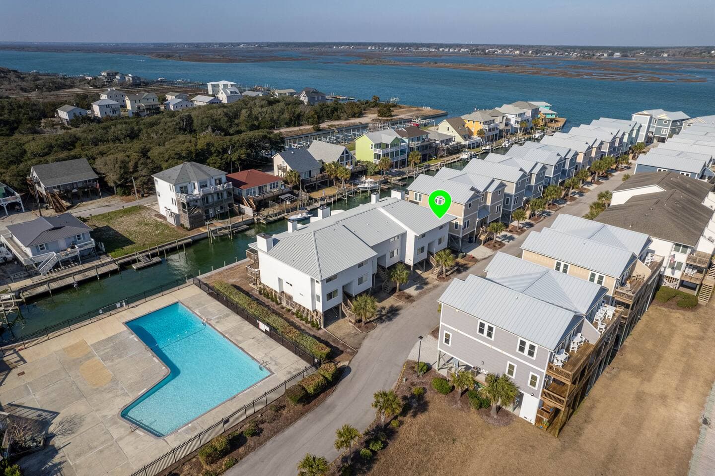 The Queen's grant pool is a short walk from the townhouse (green marker). 