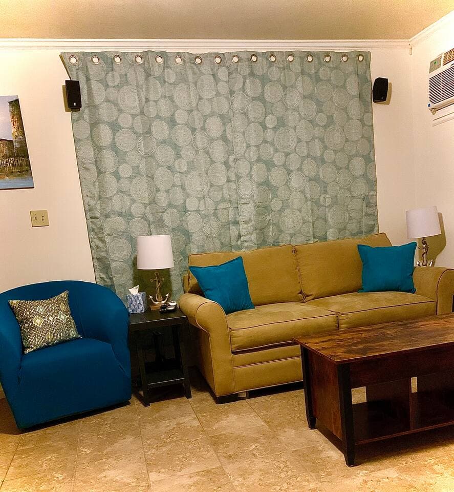 I love this decorative way to enhance to beauty of the room. Take not, old 1980 mirrors we behind the wall hanging, which will be removed and the wall repainted before the season begins in 2022. 