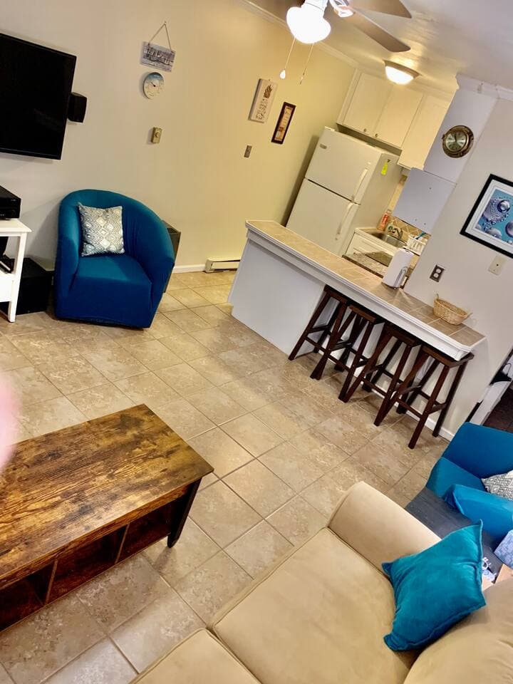 A super long bar with 4 bar stools ensures there is ample dining for all who come. 